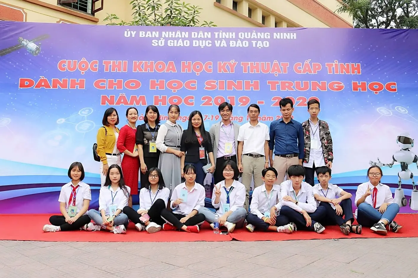 Giáo viên và học sinh tại Cuộc thi Khoa học kỹ thuật cấp tỉnh dành cho học sinh trung học năm học 2019–2020
